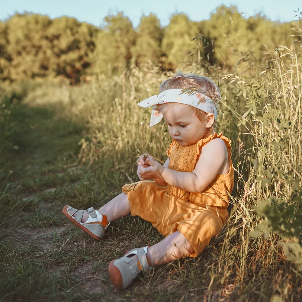 Mädchen trägt nachhaltige Babykleidung