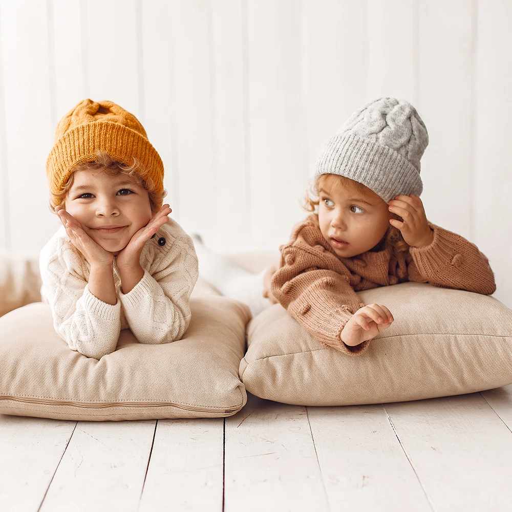 Babie mit hübscher und nachhaltiger Babykleidung