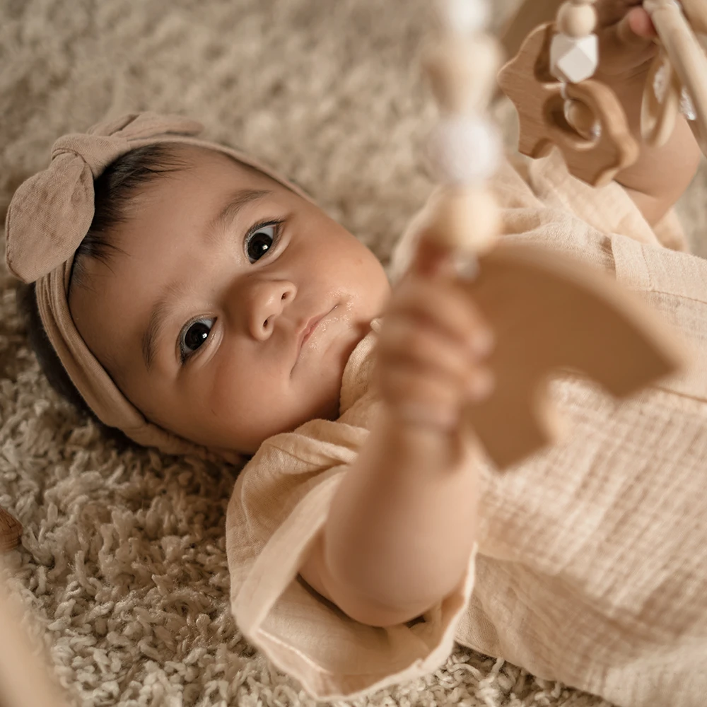 Baby liegt auf einen Teppich