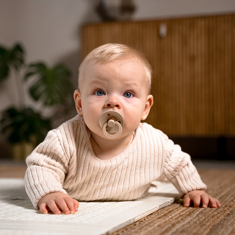 Baby liegt auf einer Decke