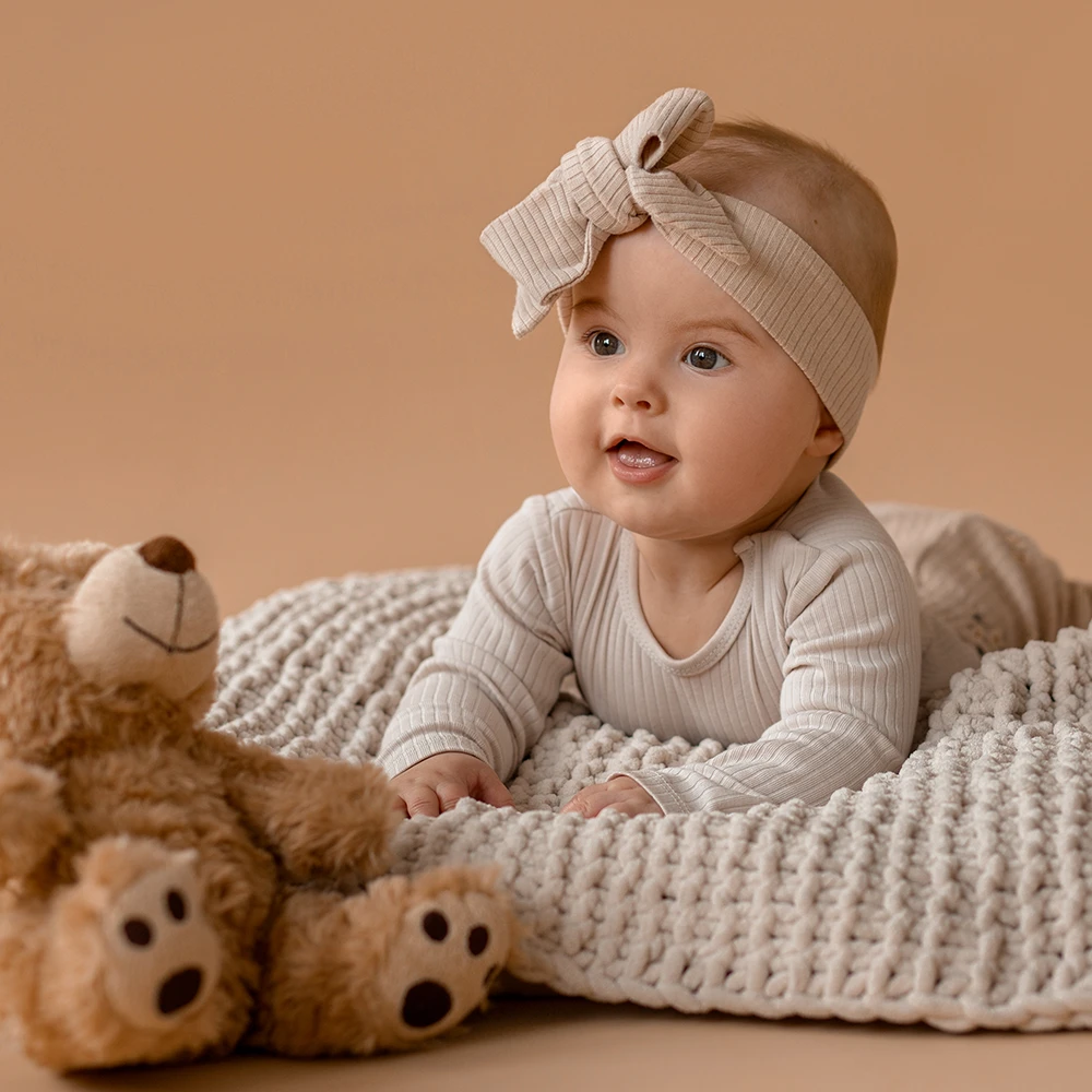 baby maedchen mit kuscheltier