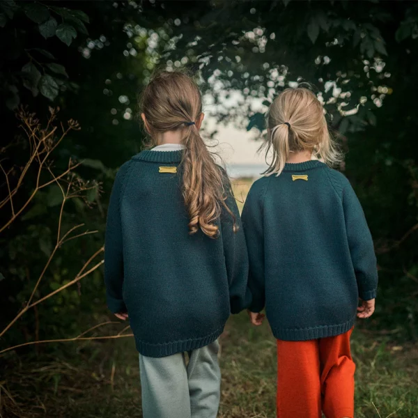 Kinder tragen Jacke León Petrol