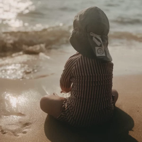 Baby trägt Strandhut Fina Braun 1