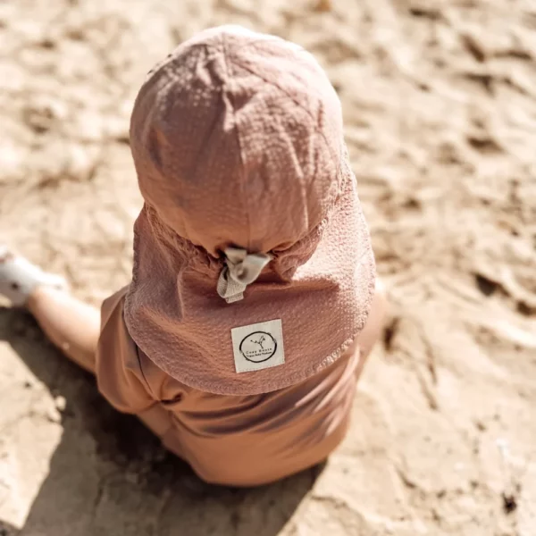 Baby trägt Strandhut Fina Rose 6