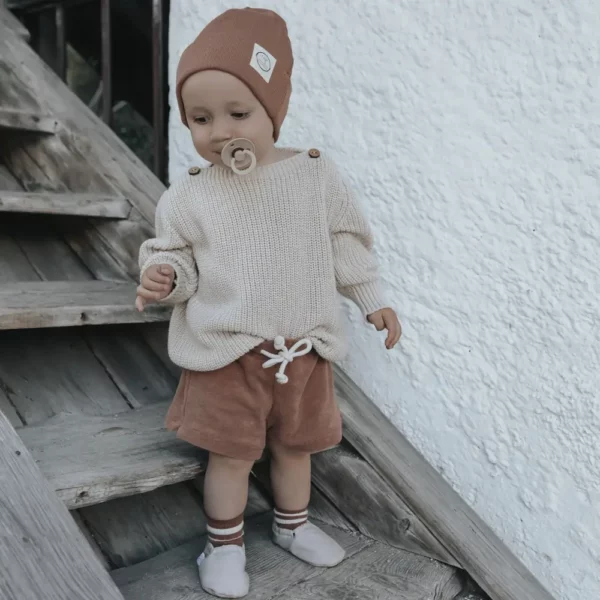 Baby trägt Shorts Alda Braun 2