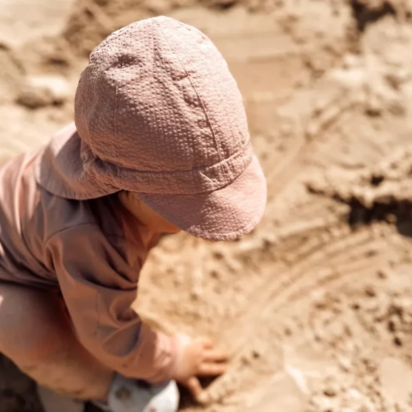 Baby trägt Strandhut Fina Rose 3