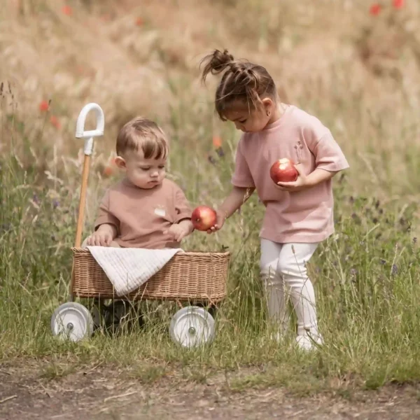 Baby trägt T-Shirt Liva Walnuss 6