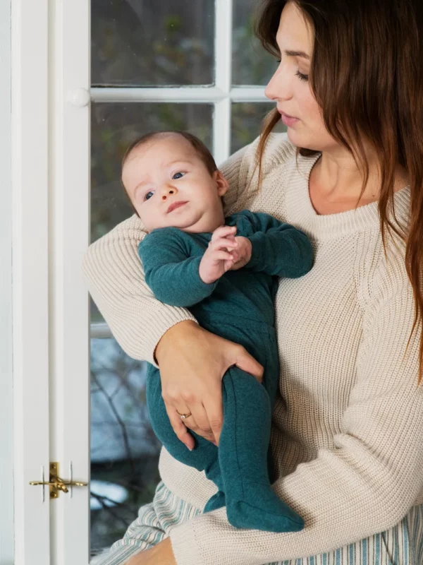 Mama trägt Baby mit Wickelbody Encanto Arctic 1