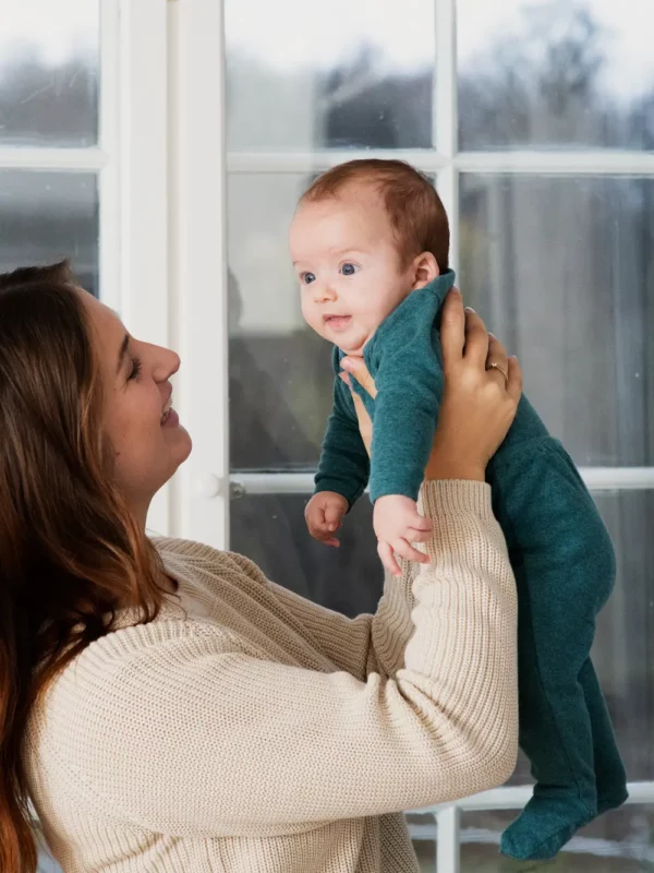 Mama trägt Baby mit Wickelbody Encanto Arctic 2