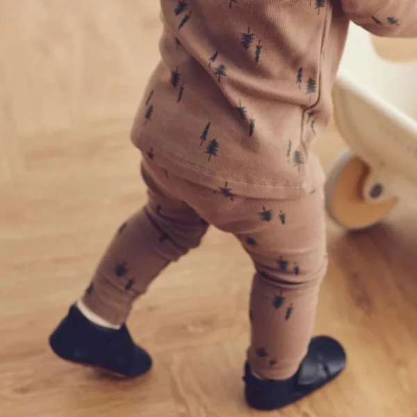 Baby trägt Leggings Elia Braun 1