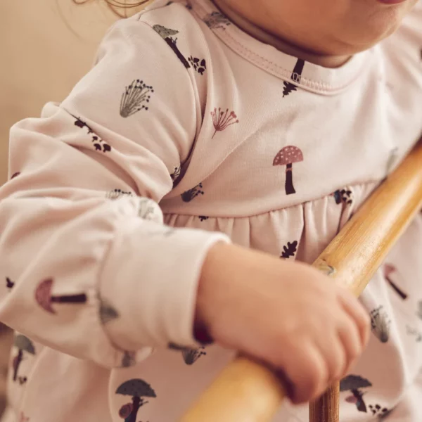 Baby trägt Kleid Mila Rosa 2