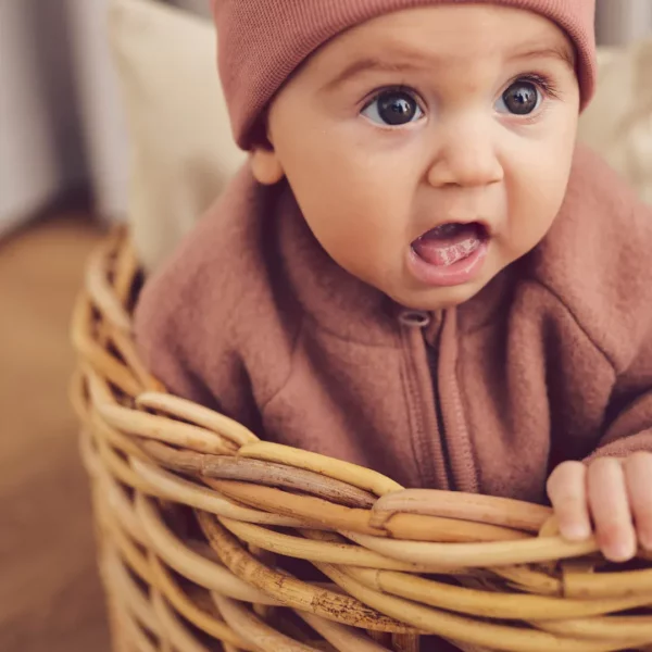 Baby trägt Jacke Isla Rot 1